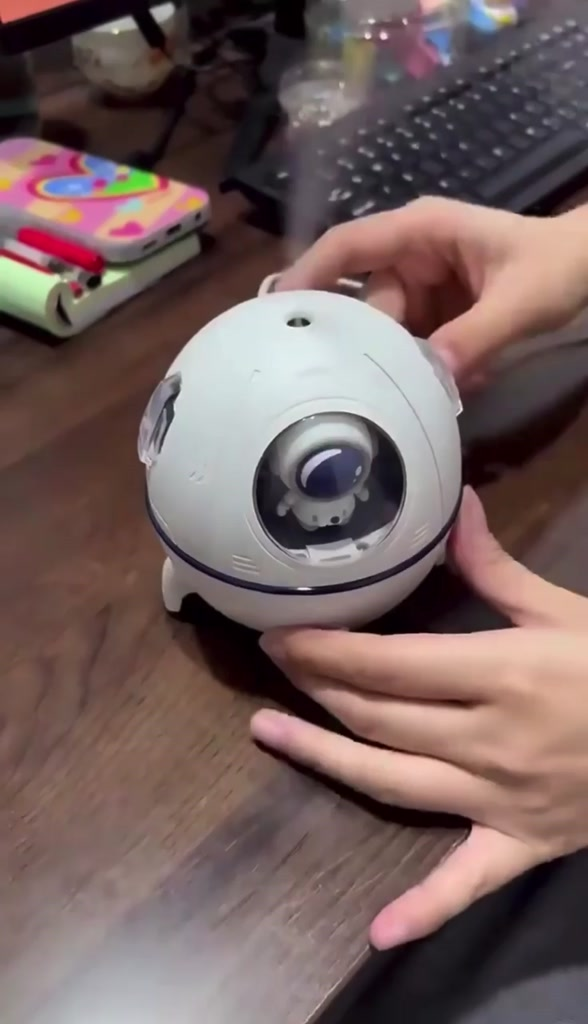 Umidificador de Ar Astronauta 220ml Luz LED Colorida Pulverizador De Névoa USB